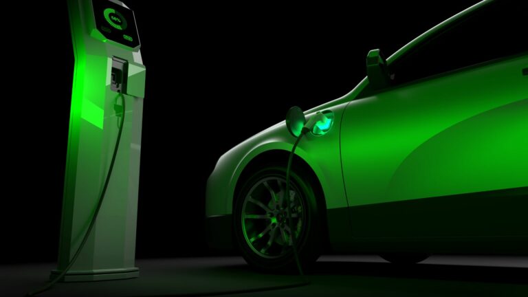 Choisir entre une voiture électrique et une hybride !