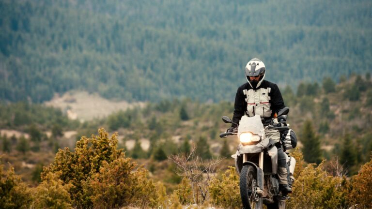 Bien choisir son équipement pour un voyage en moto trail