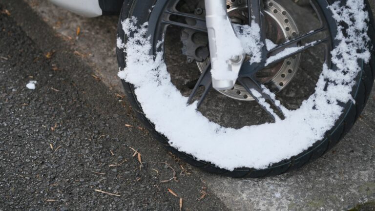 Les Pièges à Éviter lorsqu’on Roule en Moto l’Hiver