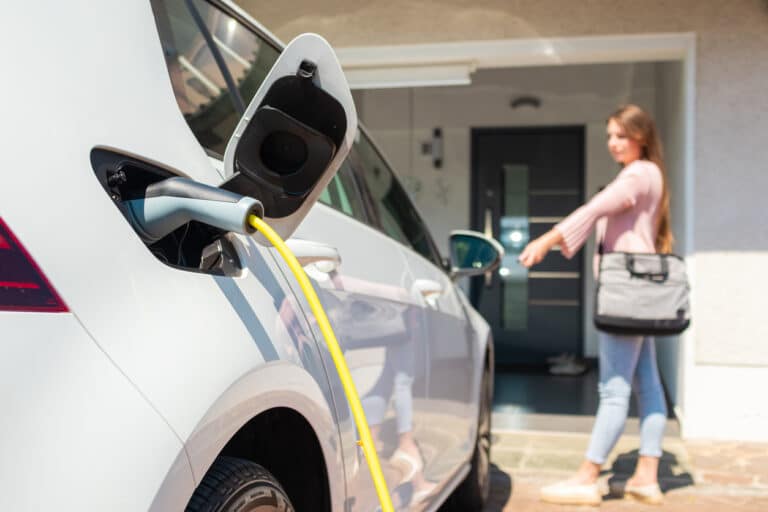 Quels équipements sont utiles pour recharger votre voiture électrique ?