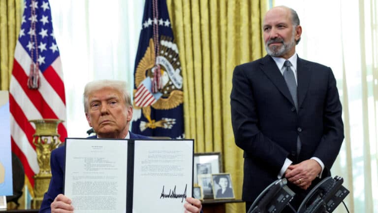 descubre cómo los aranceles impuestos por trump afectan a ford y el impacto en la industria automotriz. análisis de las políticas comerciales y sus repercusiones económicas.
