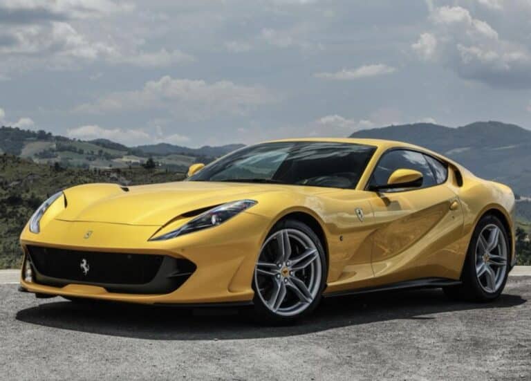 descubre la potencia y el diseño icónico del motor v12 ovalado de ferrari. un símbolo de innovación y rendimiento en el mundo de los automóviles de lujo. conoce la historia y tecnología detrás de este impresionante motor que define la experiencia de conducción ferrari.