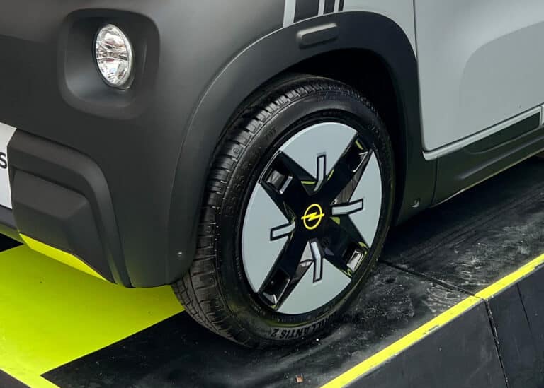 descubre el nuevo opel rocks, el suv compacto que combina estilo, confort y tecnología avanzada. perfecto para la ciudad y aventuras al aire libre, este vehículo te ofrece una experiencia de conducción única. ¡conócelo hoy!