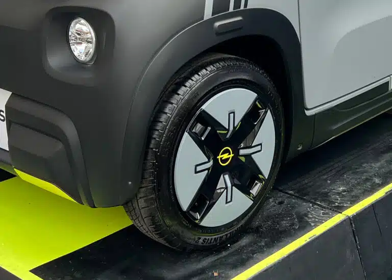 descubre el nuevo opel rocks, el suv compacto que combina estilo, confort y tecnología avanzada. perfecto para la ciudad y aventuras al aire libre, este vehículo te ofrece una experiencia de conducción única. ¡conócelo hoy!