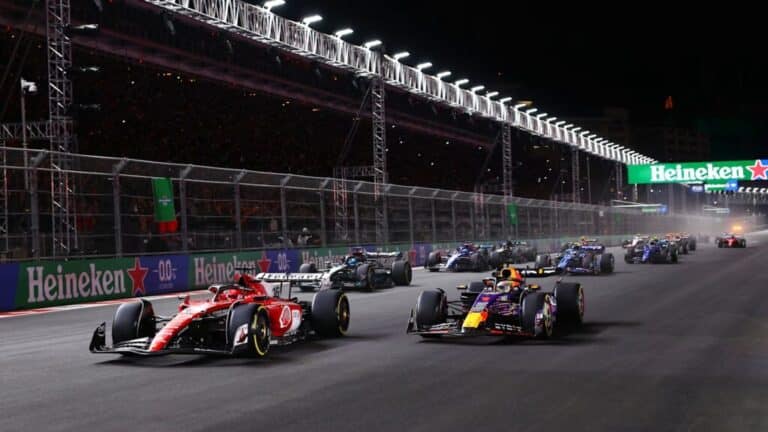 descubre cómo la f1 híbrida podría reintroducir los icónicos motores v10. analiza las posibles implicaciones para el rendimiento y la emoción en las pistas, y lo que esto significaría para el futuro de la fórmula 1.