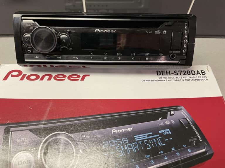 découvrez le pioneer deh-s720dab, votre solution audio idéale pour des voyages en voiture inoubliables. avec des fonctionnalités avancées telles que la connectivité bluetooth, dab+ et une qualité sonore exceptionnelle, transformez vos trajets en une expérience musicale sans pareille.