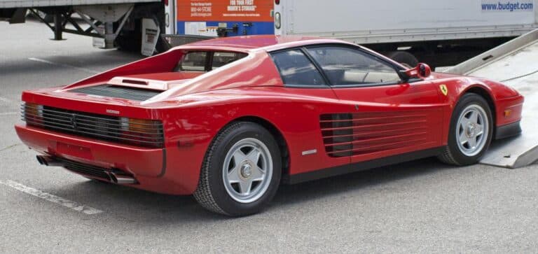 descubre la época dorada de los autos turbo y deportivos de los años 80 y 90. revive la adrenalina de estos icónicos vehículos que marcaron una generación y transformaron el mundo del automovilismo. ¡sumérgete en la nostalgia y la potencia de estos clásicos!